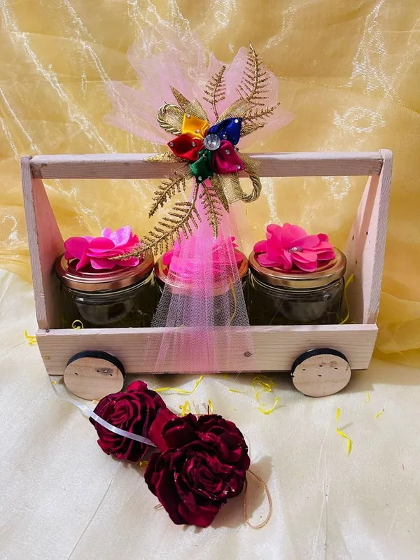 Pack_Of_5_Sets_Decorated_3_Jar_Pinewood_Hamper_Basket,_Gift_Packaging_Basket_With_3_Salsa_Jars_And_Net_Decoration_Including_Flowers__(Pink)_10x29x18_CM