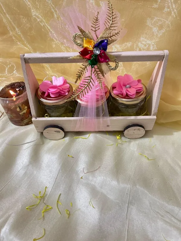 Pack_Of_5_Sets_Decorated_3_Jar_Pinewood_Hamper_Basket,_Gift_Packaging_Basket_With_3_Salsa_Jars_And_Net_Decoration_Including_Flowers__(Pink)_10x29x18_CM