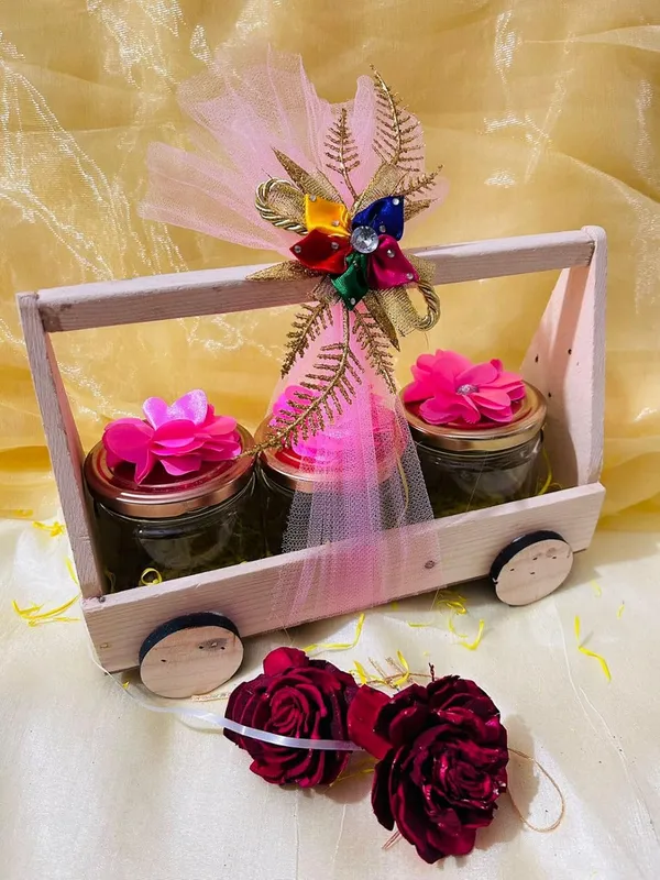 Pack_Of_5_Sets_Decorated_3_Jar_Pinewood_Hamper_Basket,_Gift_Packaging_Basket_With_3_Salsa_Jars_And_Net_Decoration_Including_Flowers__(Pink)_10x29x18_CM