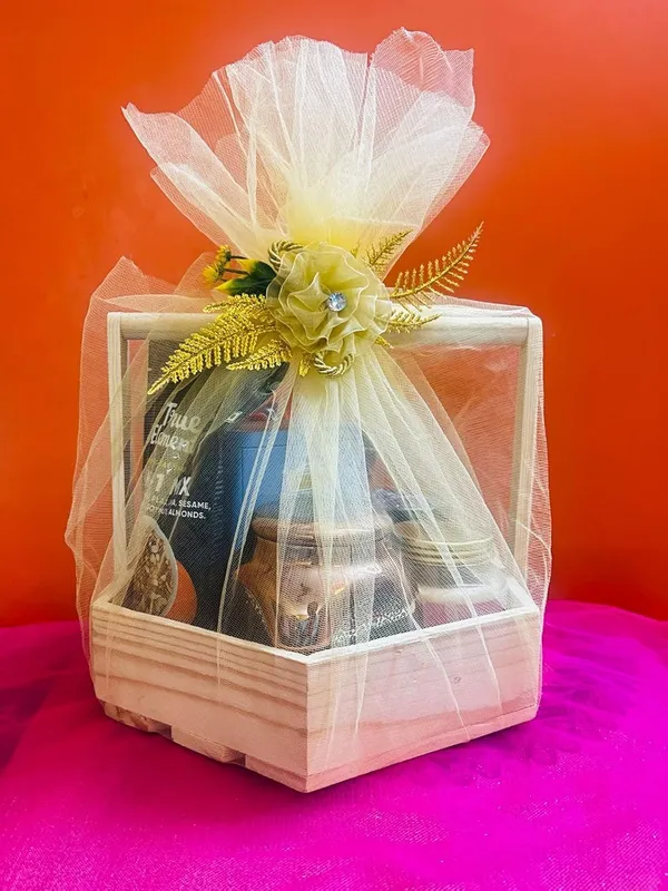 Hexagonal_Medium_Size_Pinewood_Gift_Hamper_Basket_For_Gift_Packaging_Size_25X25X6.35_Cm_25X25X6.35_Cm