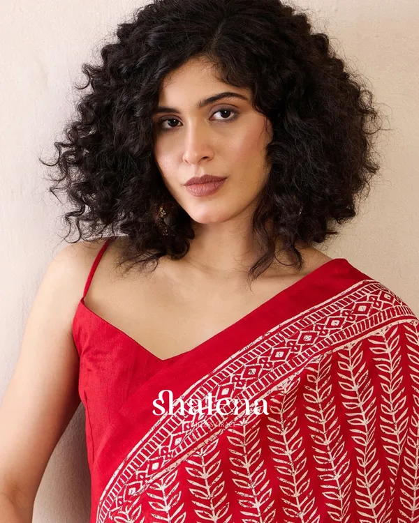 Red_Color_1_-_Minute_Ready_to_Wear_Mulmul_Cotton_Saree_with_Blouse_Piece