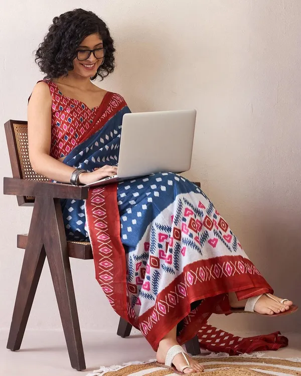 Blue_And_Red_Color_Mulmul_Cotton_1_-_Minute_Ready_to_Wear_Saree_with_Pocket_and_Blouse_Piece