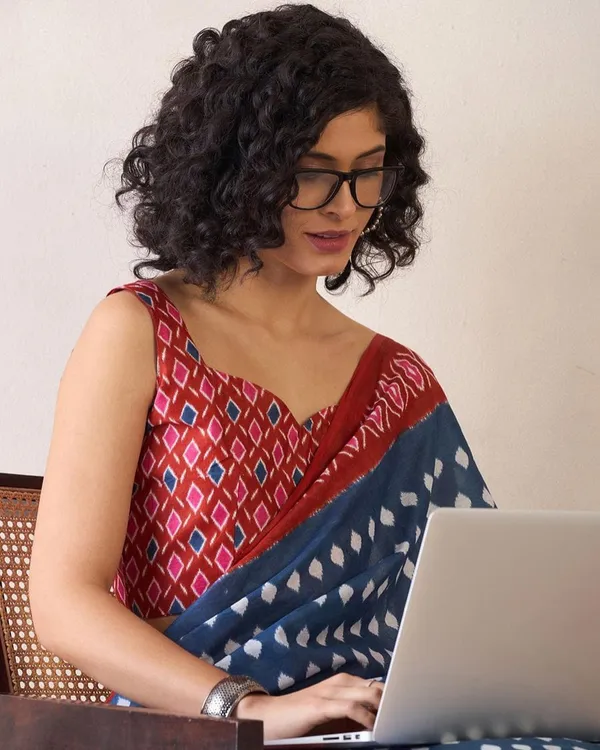 Blue_And_Red_Color_Mulmul_Cotton_1_-_Minute_Ready_to_Wear_Saree_with_Pocket_and_Blouse_Piece