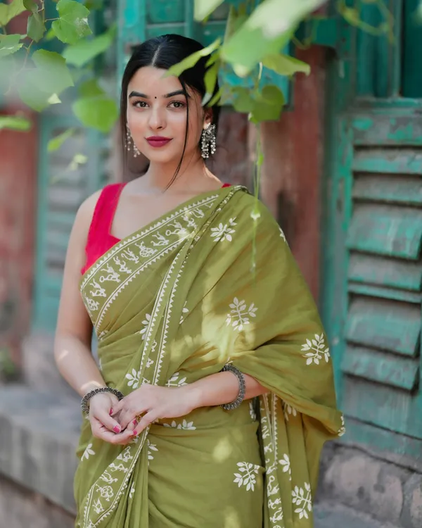 Green_Color_Mulmul_Cotton_1_-_Minute_Ready_to_Wear_Saree_with_Pocket_and__Blouse_Piece