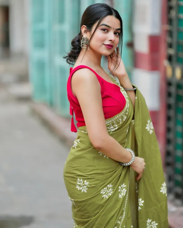 Green_Color_Mulmul_Cotton_1_-_Minute_Ready_to_Wear_Saree_with_Pocket_and__Blouse_Piece