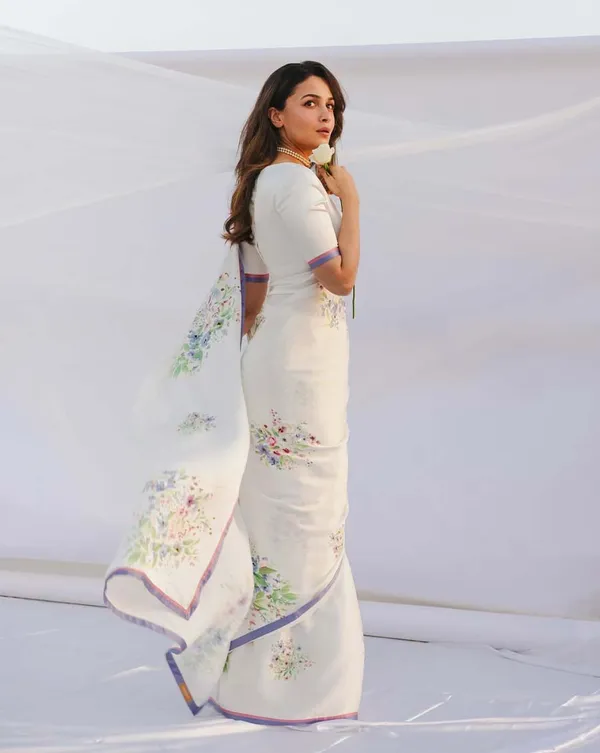 White_Color_Georgette_Saree_With_Blouse_Piece