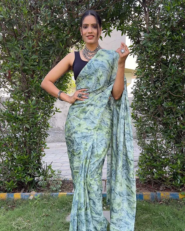 Green_color_1-Minute_Ready_To_Wear_Chinon_Saree_With_Blouse_Piece