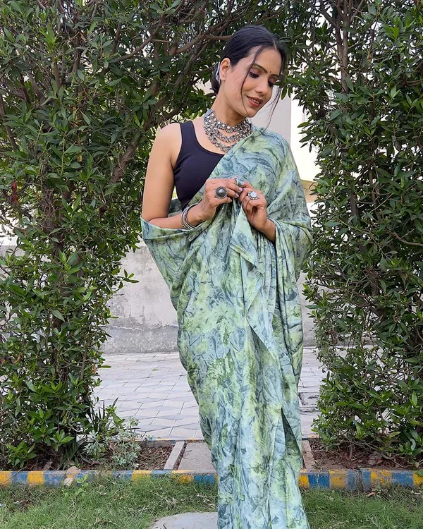 Green_color_1-Minute_Ready_To_Wear_Chinon_Saree_With_Blouse_Piece