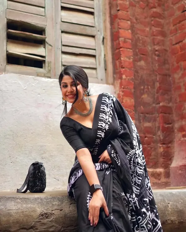 Black_Color_1-Minute_Ready_to_Wear_Premium_Cotton_Saree_with_Blouse_Piece