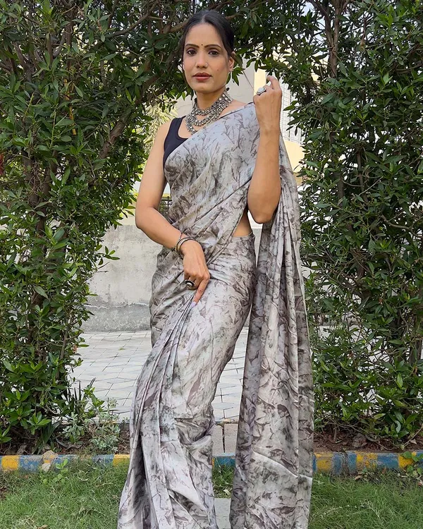Grey_color_1-Minute_Ready_To_Wear_Chinon_Saree_With_Blouse_Piece