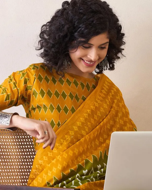 Green_And_Yellow_Color_Mulmul_Cotton_1_-_Minute_Ready_to_Wear_Saree_with_Pocket_and_Blouse_Piece