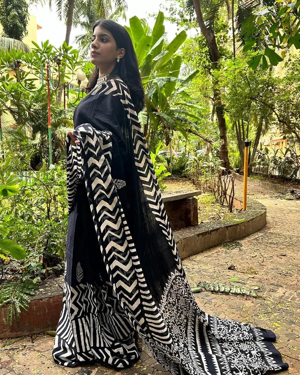 Black_Color_Mulmul_Cotton_1_-_Minute_Ready_to_Wear_Saree_with_Pocket_and__Blouse_Piece