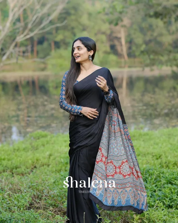 Black_Color_1_Minute_Ready_to_Wear_Digitial_Printed_Crape_Silk_Saree