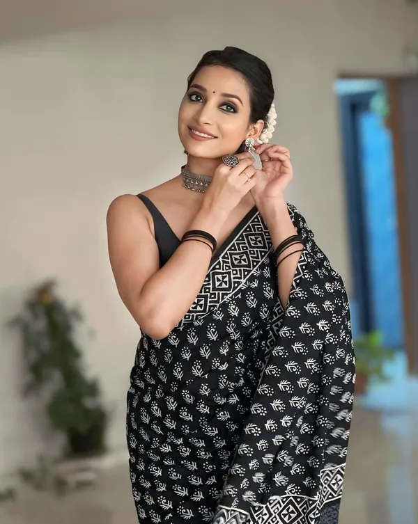 Black_Color_1-Minute_Ready_To_Wear_Cotton_Saree_With_Blouse_Piece