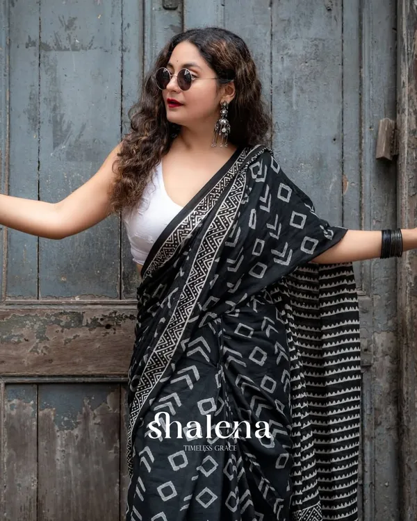 Black_Color_1_Minute_Ready_To_Wear_Mulmul_Cotton_Digital_Printed_Saree_With_Pocket