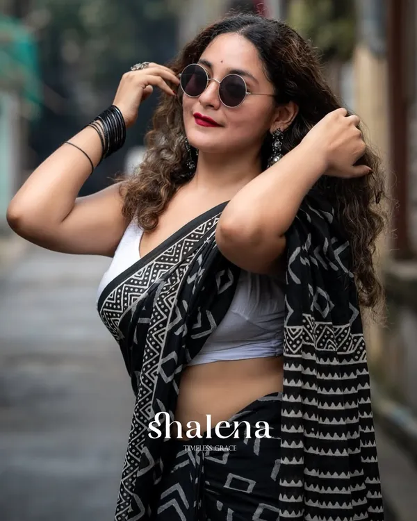 Black_Color_1_Minute_Ready_To_Wear_Mulmul_Cotton_Digital_Printed_Saree_With_Pocket