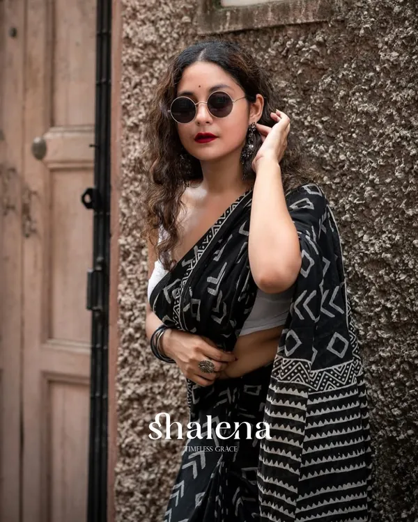 Black_Color_1_Minute_Ready_To_Wear_Mulmul_Cotton_Digital_Printed_Saree_With_Pocket