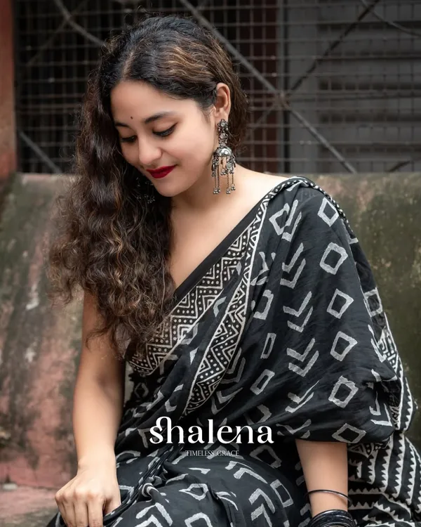 Black_Color_1_Minute_Ready_To_Wear_Mulmul_Cotton_Digital_Printed_Saree_With_Pocket