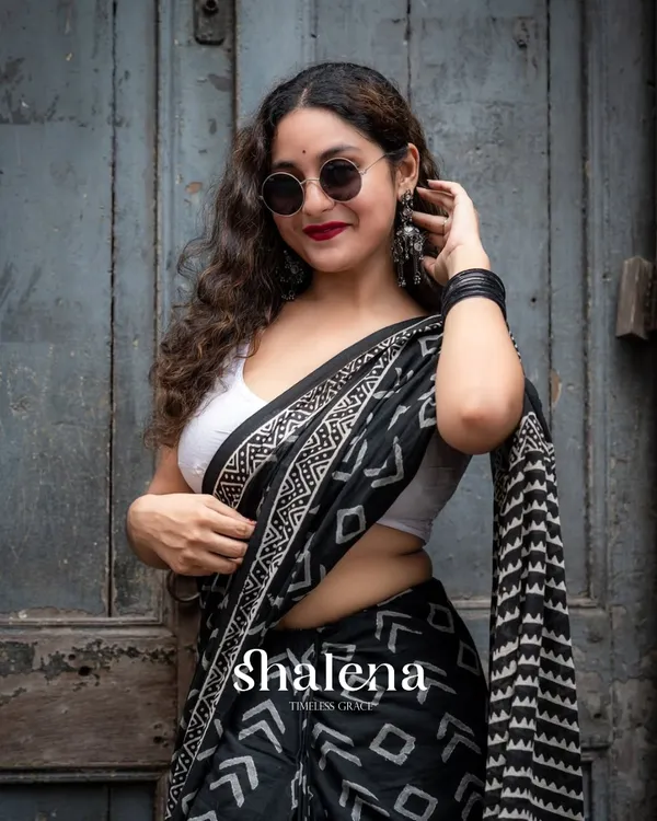 Black_Color_1_Minute_Ready_To_Wear_Mulmul_Cotton_Digital_Printed_Saree_With_Pocket