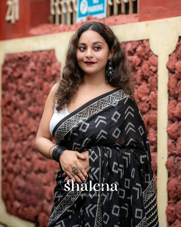 Black_Color_1_Minute_Ready_To_Wear_Mulmul_Cotton_Digital_Printed_Saree_With_Pocket