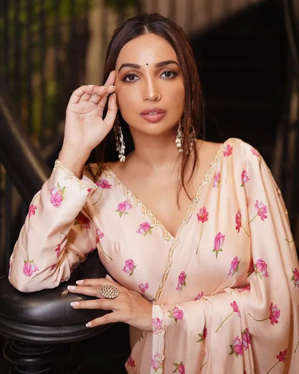 Light_Pink_Color_Soft_Satin_Silk_1_-_Minute_Ready_to_Wear_Saree_with_Fully_Stitch_Blouse_(Free_Size)_Up_to_44
