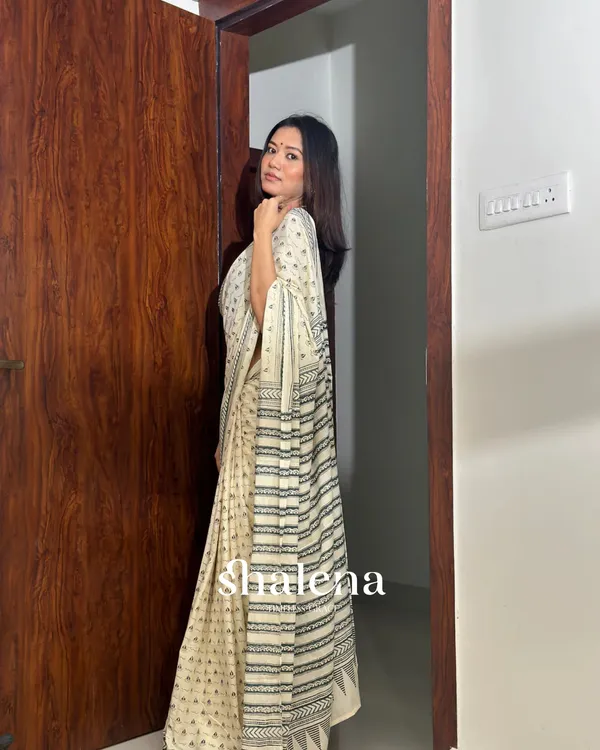 Cream_Color_1_-_Minute_Ready_to_Wear_Mulmul_Cotton_Saree_with_Blouse_Piece