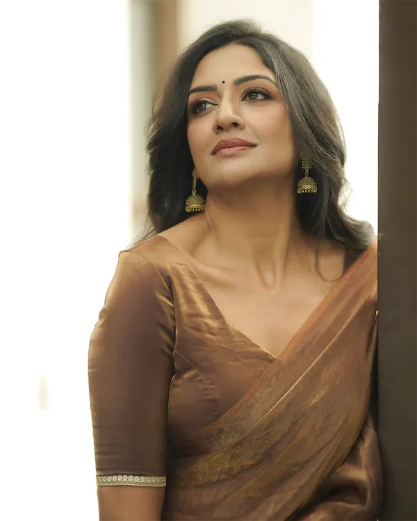 Shining_Brown_Color_Soft_Fendy_Silk_Saree_with_Fully_Stitch_Blouse_(Free_Size)_Up_to_44