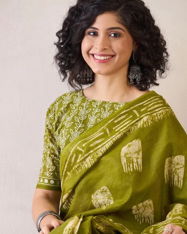Green_Color_Mulmul_Cotton_1_-_Minute_Ready_to_Wear_Saree_with_Pocket_and_Blouse_Piece