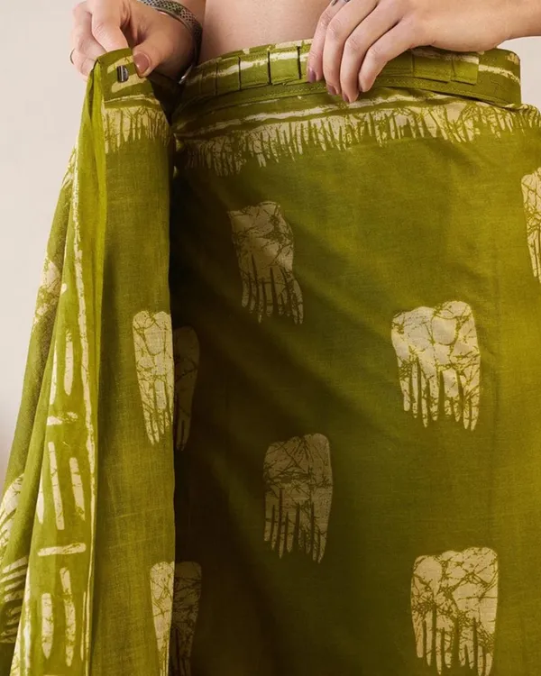Green_Color_Mulmul_Cotton_1_-_Minute_Ready_to_Wear_Saree_with_Pocket_and_Blouse_Piece