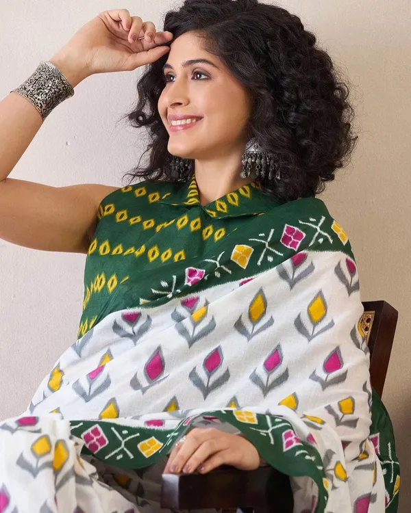 White_And_Green_Color_Mulmul_Cotton_1_-_Minute_Ready_to_Wear_Saree_with_Pocket_and_Blouse_Piece