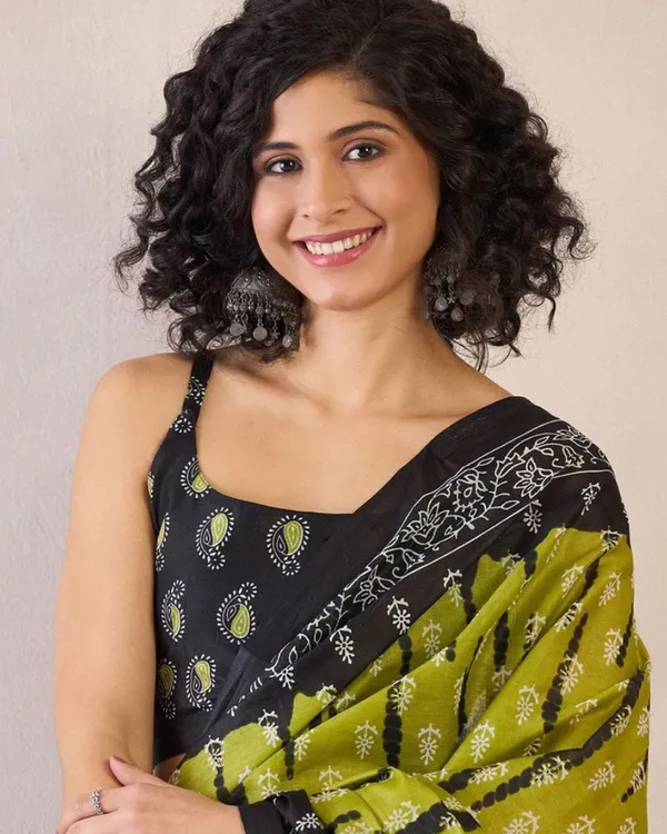 Green_Color_Mulmul_Cotton_1_-_Minute_Ready_to_Wear_Saree_with_Pocket_and_Blouse_Piece