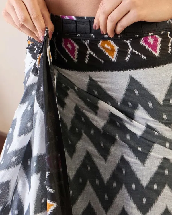 White_And_Black_Color_Mulmul_Cotton_1_-_Minute_Ready_to_Wear_Saree_with_Pocket_and_Blouse_Piece