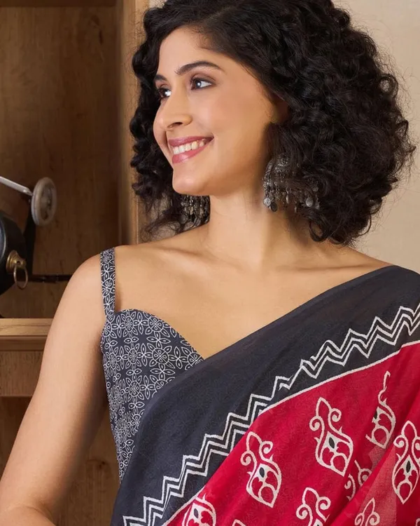 Red_Color_Mulmul_Cotton_1_-_Minute_Ready_to_Wear_Saree_with_Pocket_and_Blouse_Piece