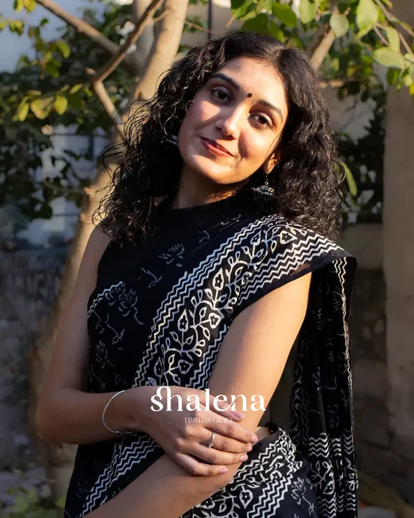 Black_Color_1_-_Minute_Ready_to_Wear_Mulmul_Cotton_Saree_with_Blouse_Piece
