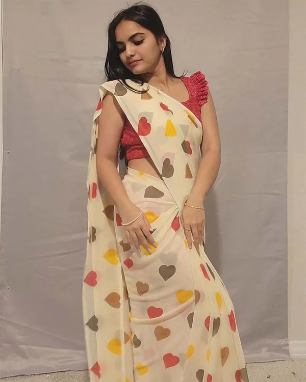 Cream_Color_1-Minute_Ready_To_Wear_Georgette_Saree_With_Blouse_Piece