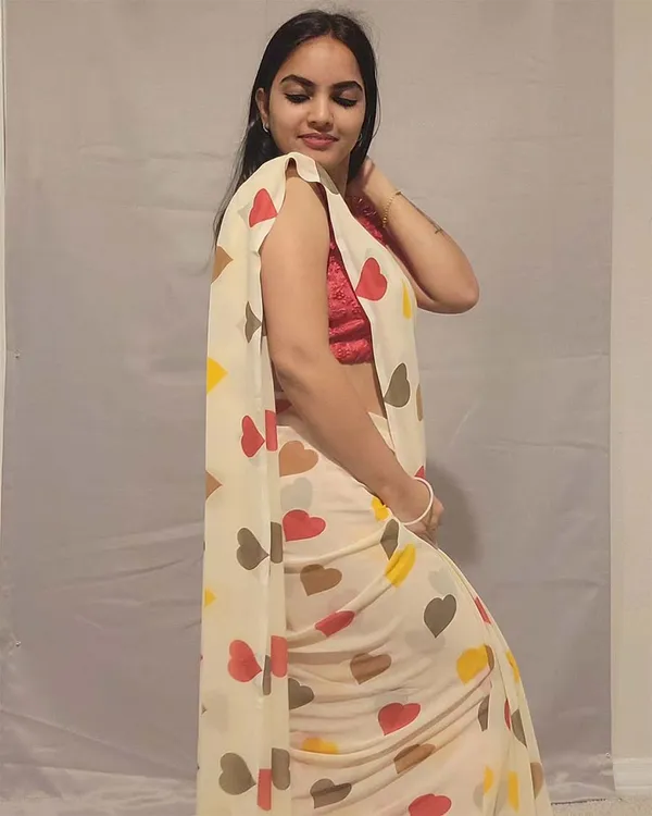 Cream_Color_1-Minute_Ready_To_Wear_Georgette_Saree_With_Blouse_Piece