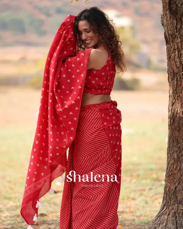 Red_Color_1_-_Minute_Ready_to_Wear_Mulmul_Cotton_Saree_with_Blouse_Piece