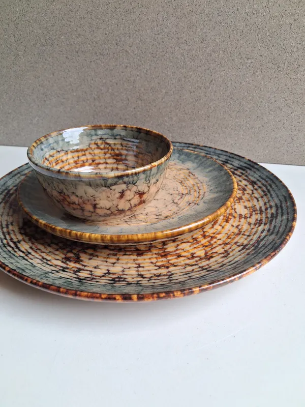 Brown_Spiral_Carved_Ceramic_Dinner_Set,_Full_Plate,_Quarter_Plate_&_Bowl(Pack_Of_3)