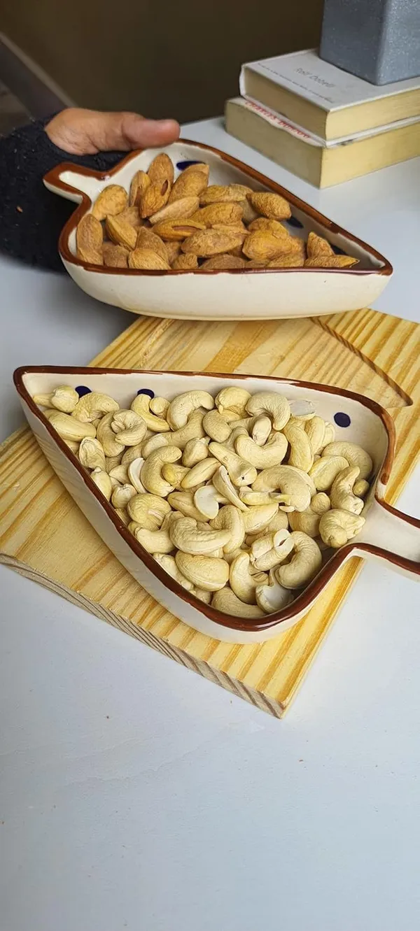 Ceramic_Handcrafted_Leaf_Shape_Snack_Serving_Platter_with_Tray