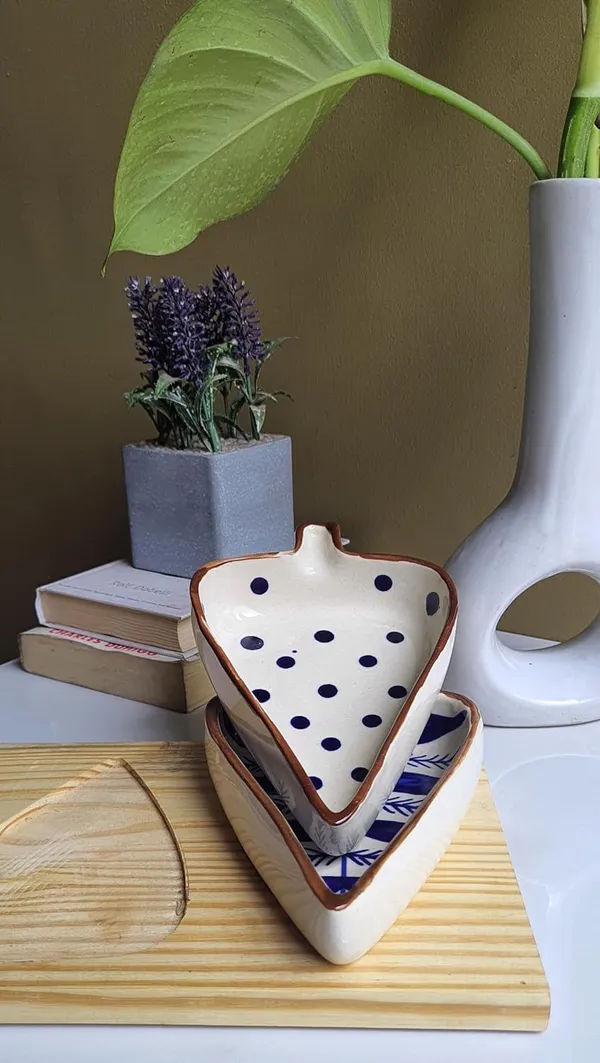 Ceramic_Handcrafted_Leaf_Shape_Snack_Serving_Platter_with_Tray