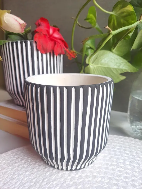 Ceramic_Handcrafted_Elegant_&_Portable_Flower_Pot__Perfect_for_Small_Plants_&_Succulents-_Black