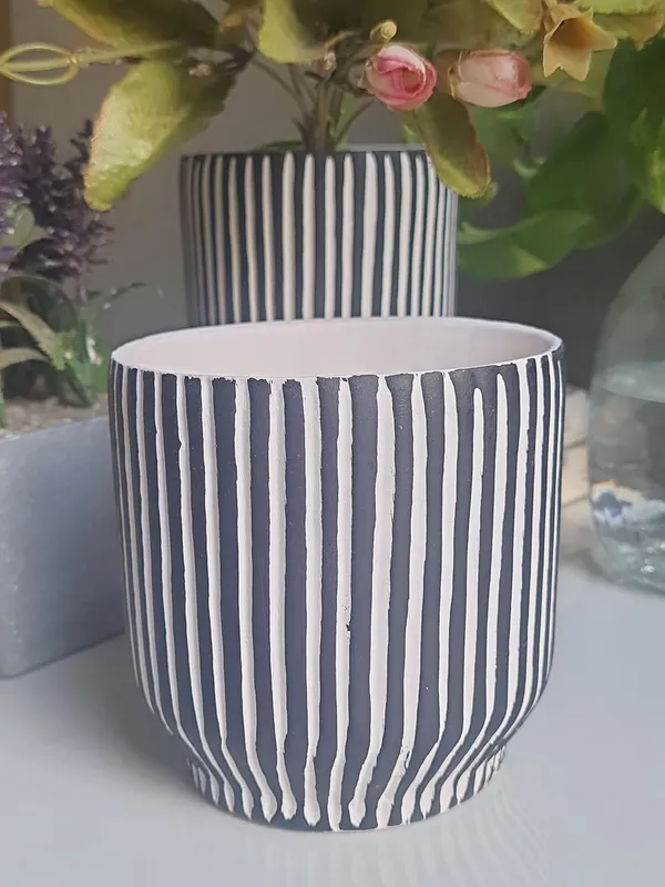 Ceramic_Handcrafted_Elegant_&_Portable_Flower_Pot__Perfect_for_Small_Plants_&_Succulents-_Black