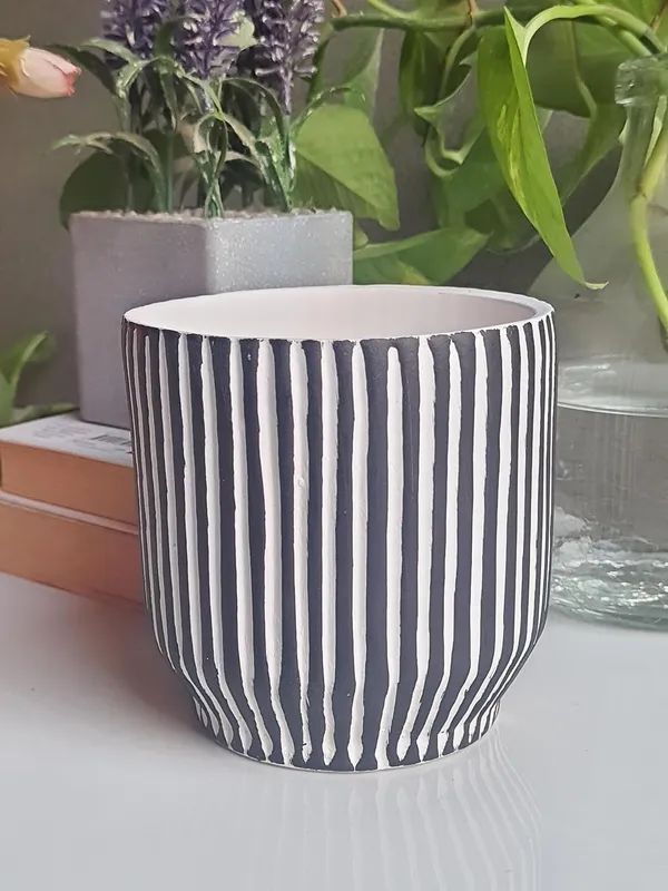Ceramic_Handcrafted_Elegant_&_Portable_Flower_Pot__Perfect_for_Small_Plants_&_Succulents-_Black
