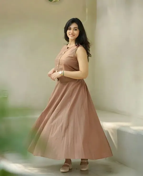 Classic_Brown_Round_Neck_Flowy_Maxi_Dress