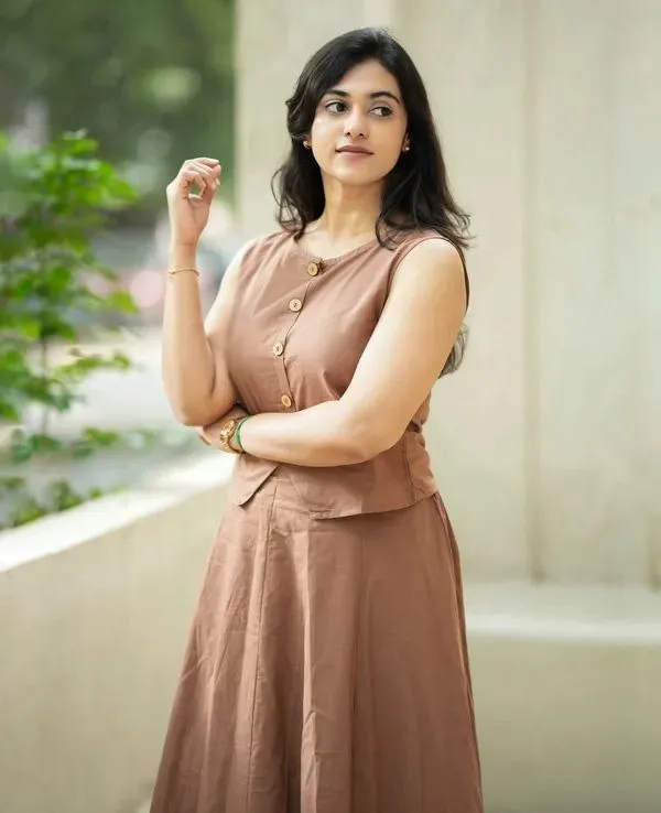 Classic_Brown_Round_Neck_Flowy_Maxi_Dress