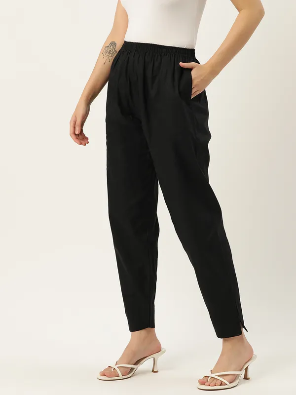 Black_Pure_Cotton_Two_Pockets_Mid-RIse_Regular_Fit_Cropped_Pant
