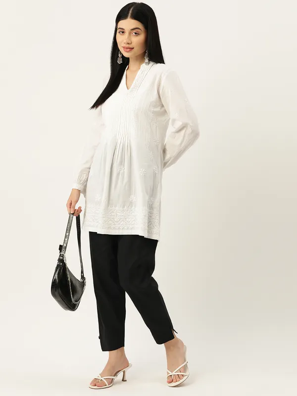 Black_Pure_Cotton_Two_Pockets_Mid-RIse_Regular_Fit_Cropped_Pant