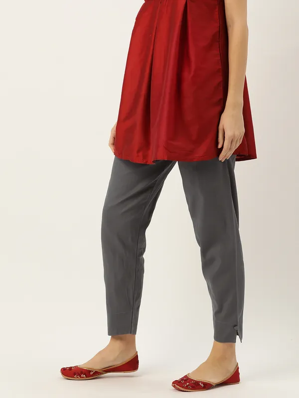 Charcoal_Grey_Pure_Cotton_Two_Pockets_Mid-RIse_Regular_Fit_Cropped_Pant