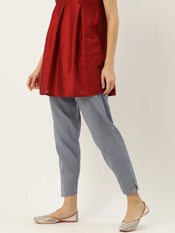Grey_Pure_Cotton_Two_Pockets_Mid-RIse_Regular_Fit_Cropped_Pant