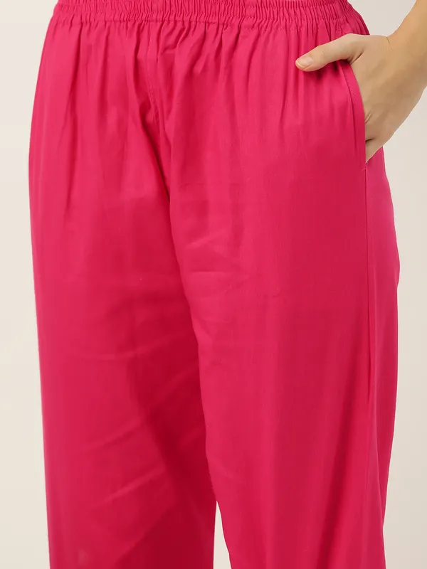 Pink_Pure_Cotton_Two_Pockets_Mid-RIse_Regular_Fit_Cropped_Pant